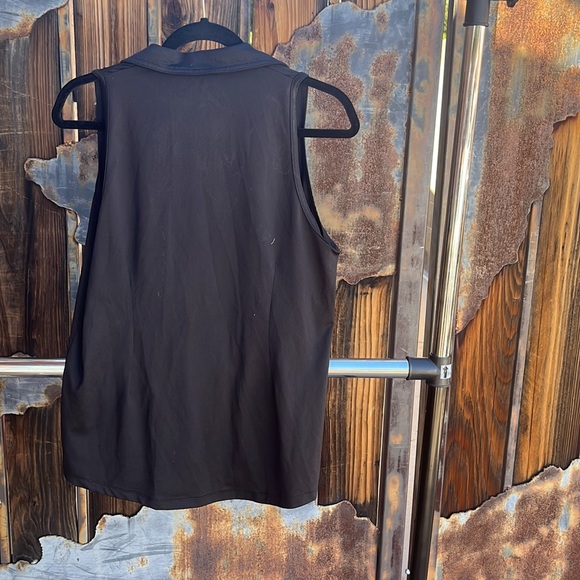 Sleeveless, collared golf shirt - Picture 2 of 4